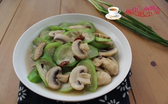  分钟|丝瓜和它是绝配，三天两头炒一盘，鲜香营养又清暑，3分钟能出锅