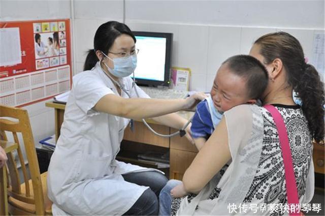  宝宝|6个月大的婴儿被异物噎住，邻桌护士40秒急救，宝宝化险为夷