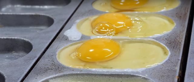 分量|大姐街头卖“煎蛋糕”小吃,分量足味道好,6块就能管饱