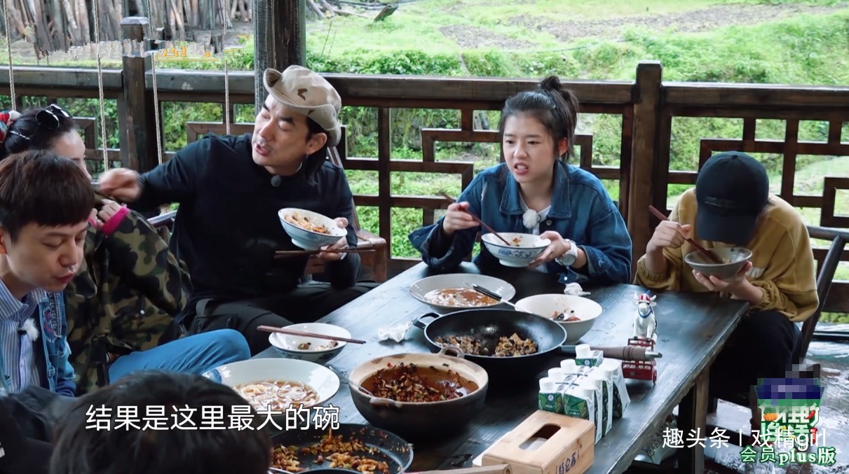 礼貌|张柏芝送的手包价格曝光,有点小贵,何蓝逗拿筷子指彭昱畅没礼貌