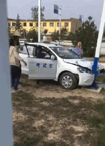 搞笑|搞笑GIF:小弟弟你这么小就会撩妹啊