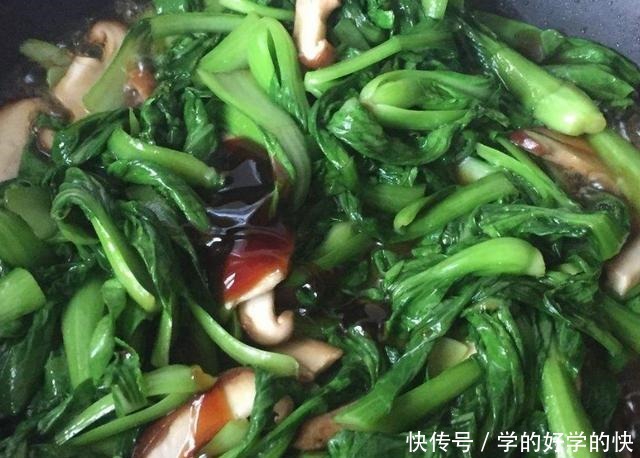 加上一些|炒青菜放热水还是放冷水都错了!加上它一起炒,叶子又嫩又绿