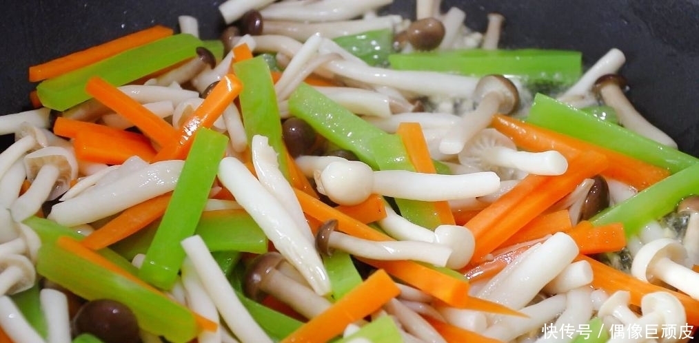 胡萝卜|鹌鹑蛋搭配两种菇一起炒，看着清爽，吃着不腻，口感很棒