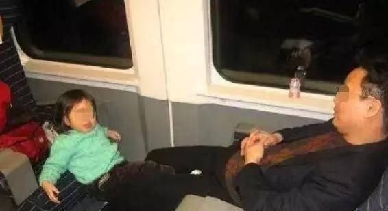 发现|5类人极可能是人贩子，一旦发现马上报警，孩子的父母会感谢你