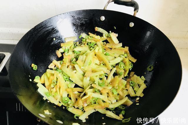  花钱|伏天没胃口，教您一道不花钱的开胃小菜，麻辣鲜香，超下饭