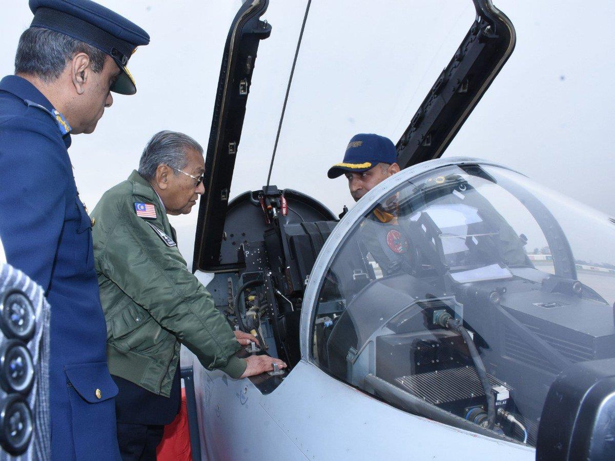 枭龙战斗机|拒绝对印度道歉!马哈蒂尔公开力挺巴铁,加速购大批枭龙战机