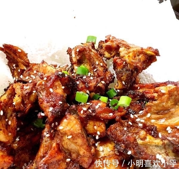 鸡架|手撕鸡架配上酥油饼,咬一口酥脆可口,加一碗红糖绿豆汤更过瘾