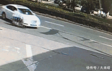  行人|镜头下: 那些不死也会被吓死的“惊险瞬间”