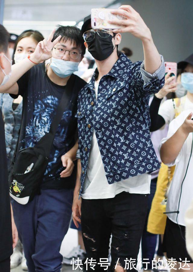  nice|李治廷与粉丝轮流自拍合影超nice 穿破洞裤配印花外套时髦吸睛