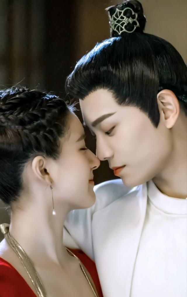 惊艳|古风红衣惊艳登场,现代红装完美结尾,自始至终韩烁都伴芊芊身旁