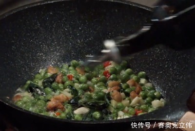 太费油|黄磊炒菜的时候太费油了,看到他倒下去的数量,怪不得嘉宾吃不下