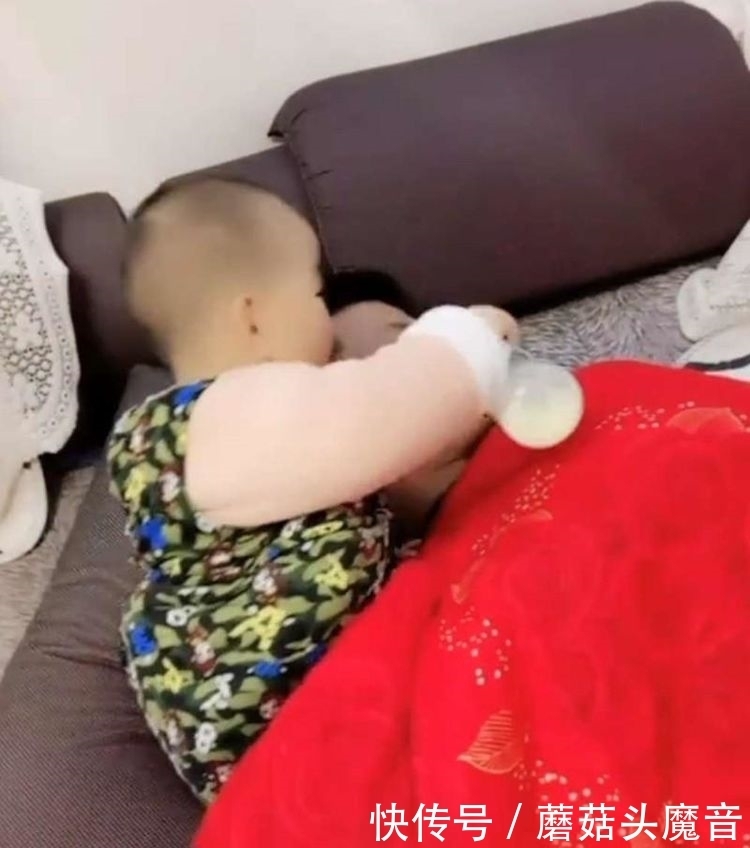 爸爸|宝宝见爸爸张着嘴睡觉,下一秒的行动让宝妈笑喷了,网友:尝一口吧