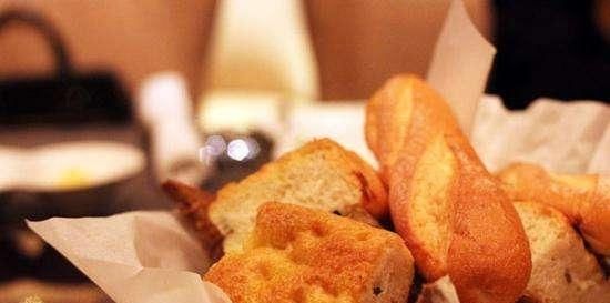 服务员|去吃西餐时,为什么服务员会先给一份面包服务员放心,没有坑