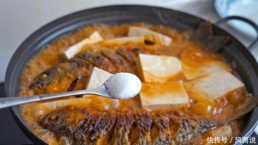 炖锅|鲫鱼炖锅汤汁鲜美,宵夜的首选,赶紧学起来吧