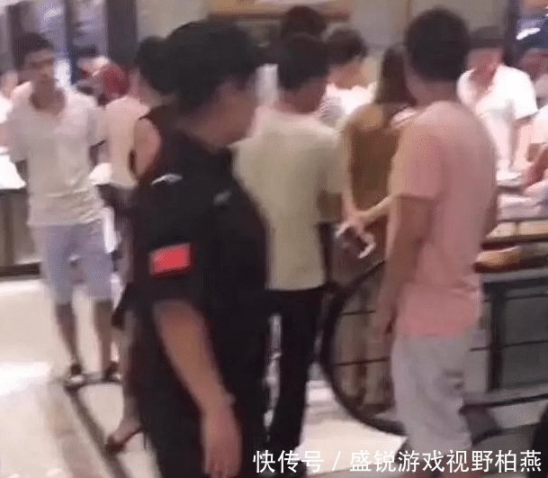  男子|两男子买 30 万元虫珀，却被自己掰碎了！当场晕倒！