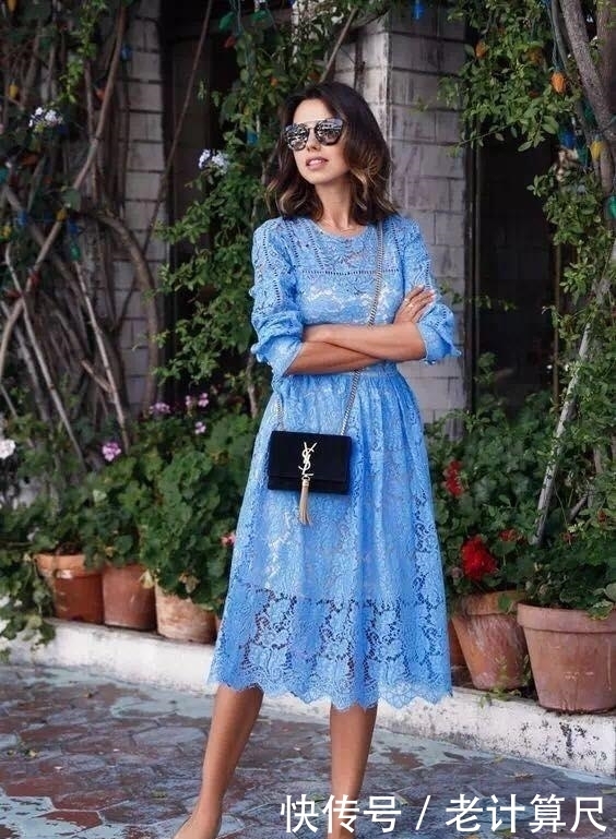 穿碎花裙|50岁的女人,建议远离以下3套“显老造型”,容易穿出大妈即视感