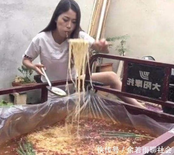 吃法|搞笑又奇葩的方便面吃法,吃垃圾桶方便面的大哥,你是饿坏了吧!