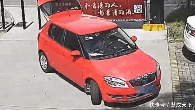  驾驶员|匪夷所思！驾驶员倒车，把自己卷进车底，现场惊心动魄