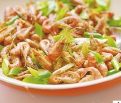 下饭|煮好的小虾别直接吃，加一把小葱拌一拌，鲜香补钙，开胃下饭