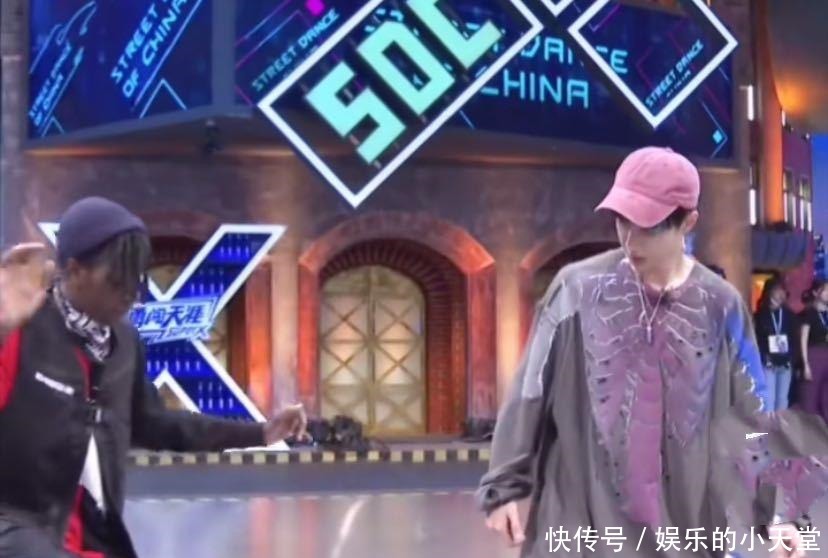  舞蹈|王一博把《街舞》当成了学校，和队员学舞蹈，边吃香蕉边记动作