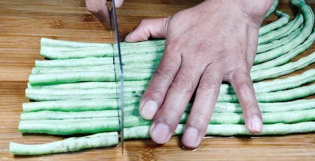  小现|炒豆角很多人做错了，大厨教你正确做法，好吃到停不下来