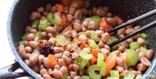  芹菜跟胡萝|睡前泡上，早上煮煮拌拌，清爽的佐粥小菜就有了，倍儿好吃