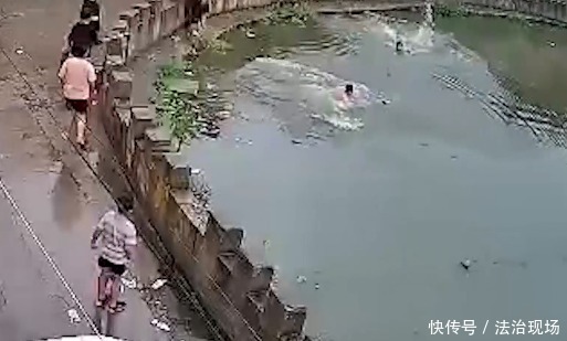  无果|妹妹家门口玩耍不慎落水，姐姐呼救无果也跳下水，结果双双溺水！