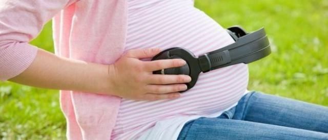 母亲|公交车上，孕妇要求小孩让座，旁边妈妈的做法，让乘客拍手叫绝