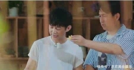  菠萝|黄磊喂我们菠萝，但因为一个细节而受到质疑。厨师不知道这个问题？