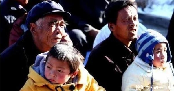 倚老卖老|9岁男孩给孕妇让座，孕妇刚坐下就被大爷拽起，还批孩子：不懂事