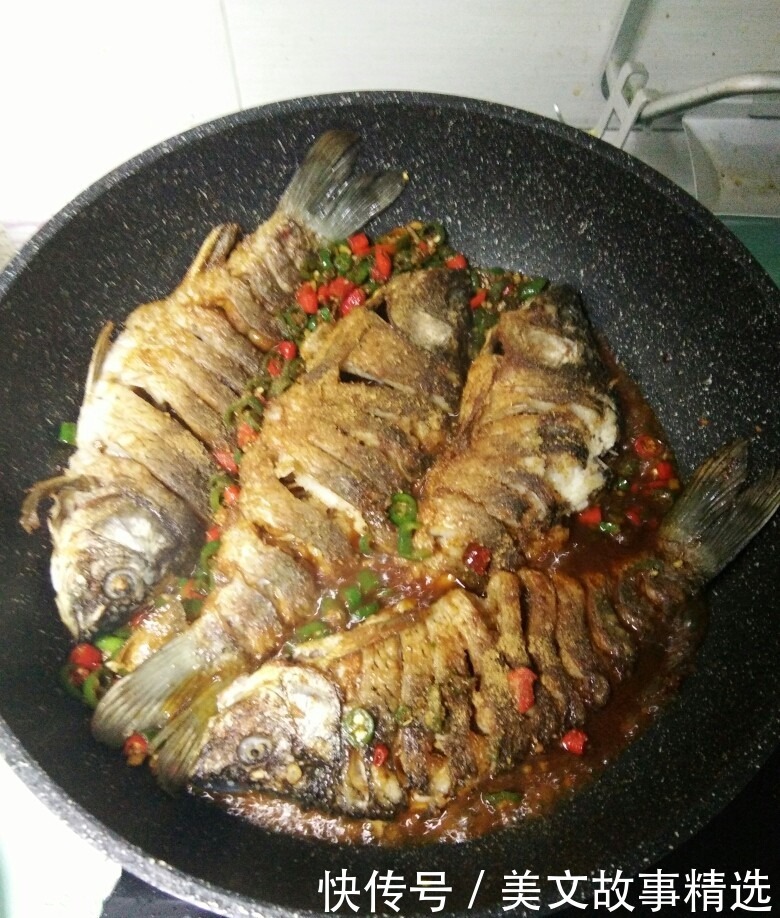 易学|无保留分享《煎焖鲫鱼》的做法，香味浓郁，做法简单易学