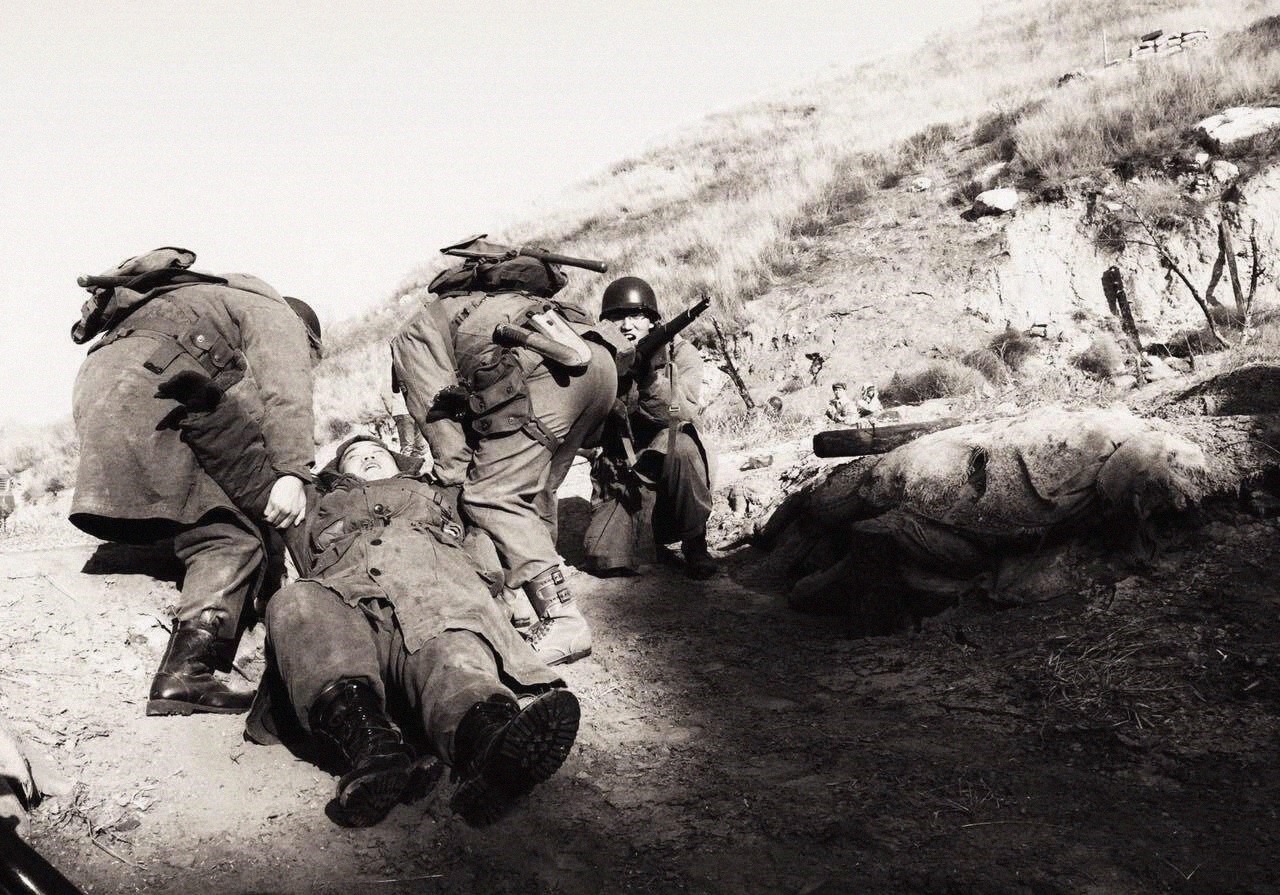 下装|为什么打仗时，军人宁愿被俘虏也不愿躺下装死