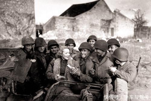 救护|二战老照片苏联女护士战场救护美军伤兵，美军士兵脚踢纳粹俘虏