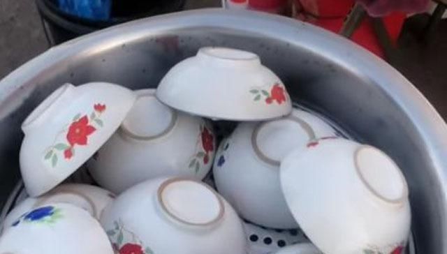 大妈|大妈街边卖小吃,3元2个,打开锅盖竟是一堆碗,翻开后原来是它