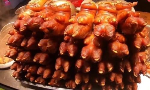 顾客|大妈甩卖“奢侈”小吃,12元一只,日卖上千只,顾客:一次吃十个