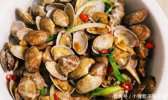 清洗|清洗花甲时,有人放油有人放盐,其实都不对,这样做花甲狂吐沙