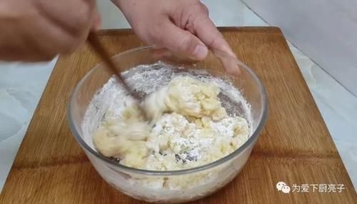 香酥|我家面粉就爱这样吃,加2个鸡蛋,焦脆香酥不油腻,吃过就念念不忘