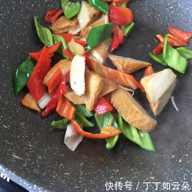 炒鱼|青红椒炒鱼豆腐,简单快手家常菜