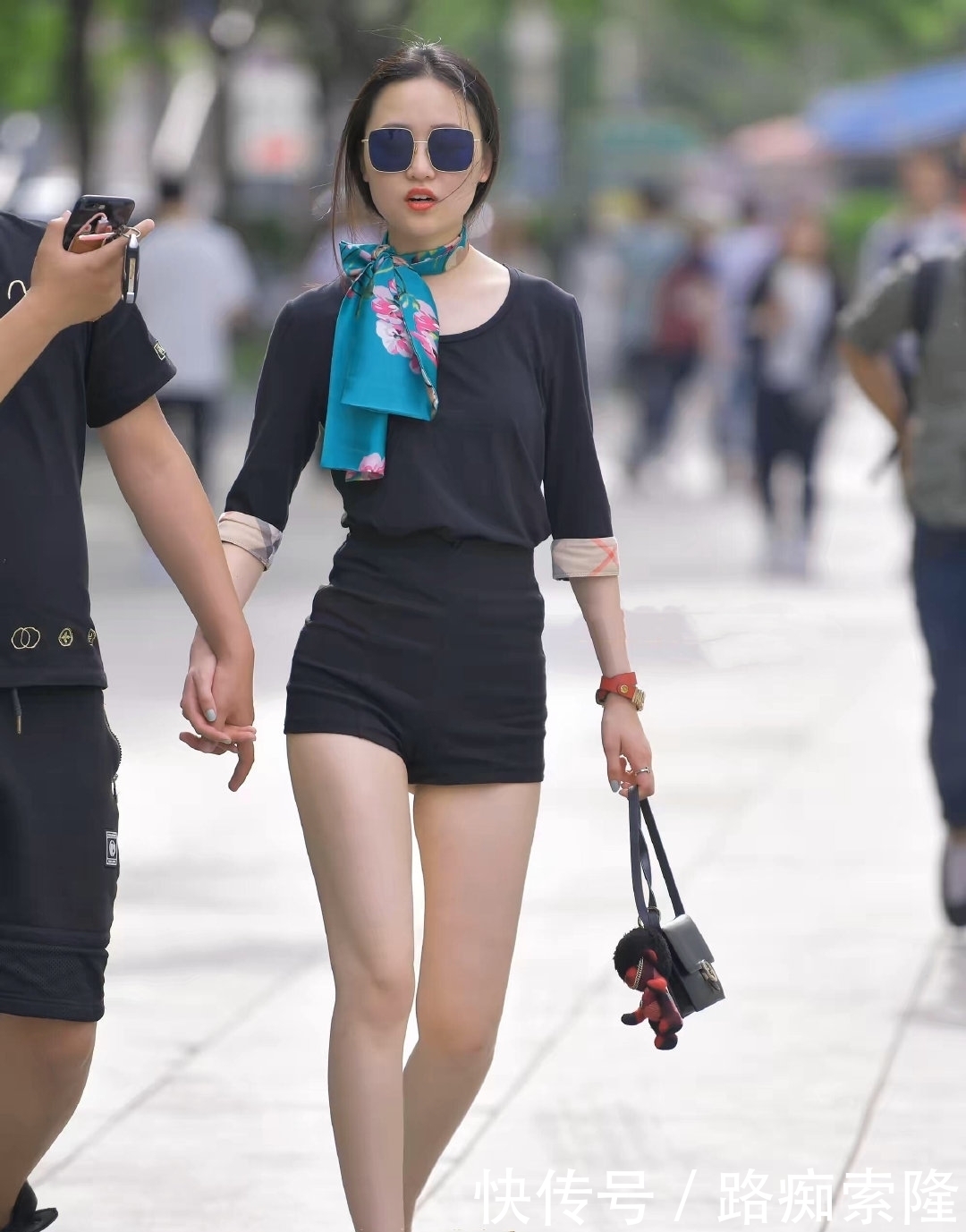  驾驭|路人街拍：一身黑的气质型小姐姐，完美驾驭浮夸的丝巾！