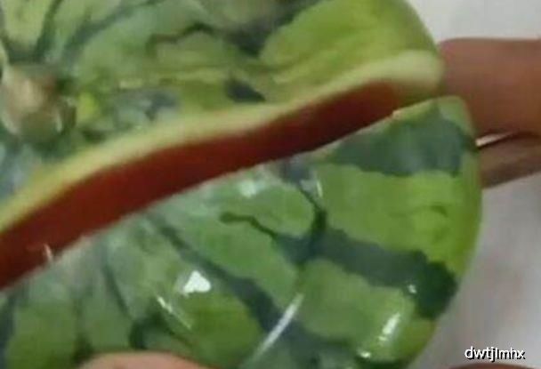 土豪|土豪买到“元宝”西瓜，回到家切开之后，开始心疼了