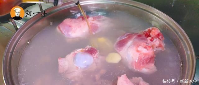 解馋|老刘做10斤酱大骨,双手抱着大口吃肉,过瘾又解馋,看饿了