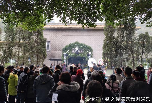  烧死|重庆大火：一家六口窗边绝望呼救3000秒，邻居“眼看他们被烧死”