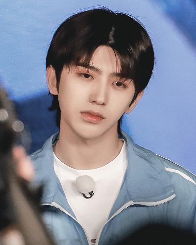  友谊|有种“友谊”叫蔡徐坤陈立农，即便不在一个队，走路都要牵着手