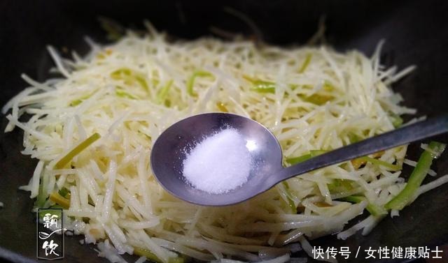 根根|炒土豆丝时,掌握一个小技巧,土豆丝根根分明,清脆爽口,超好吃