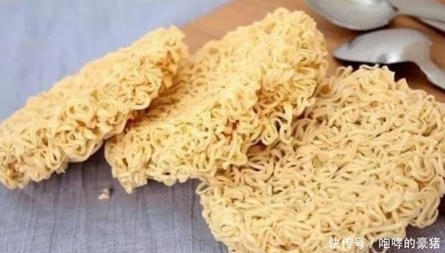 泡面|方便面的面饼上,设有这个“小套路”,程序员难怪总是吃不饱