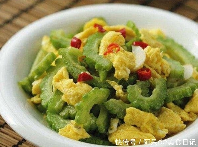  生活|美食推荐：虾球、三鲜馅饼、苦瓜炒鸡蛋、培根炒菜花的做法