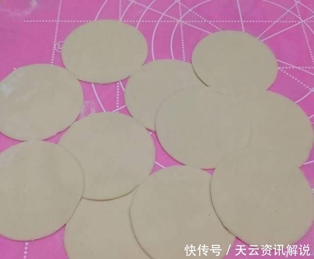 饺子|韭菜猪肉饺蘑菇,又咸又好吃,香又不腻,一口都吃不完