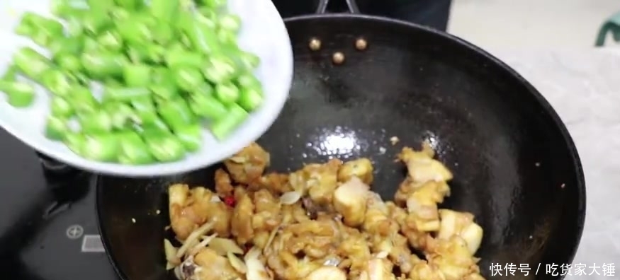  鸡肉|炒鸡新做法，加几个青椒，鸡肉鲜嫩，好吃下饭