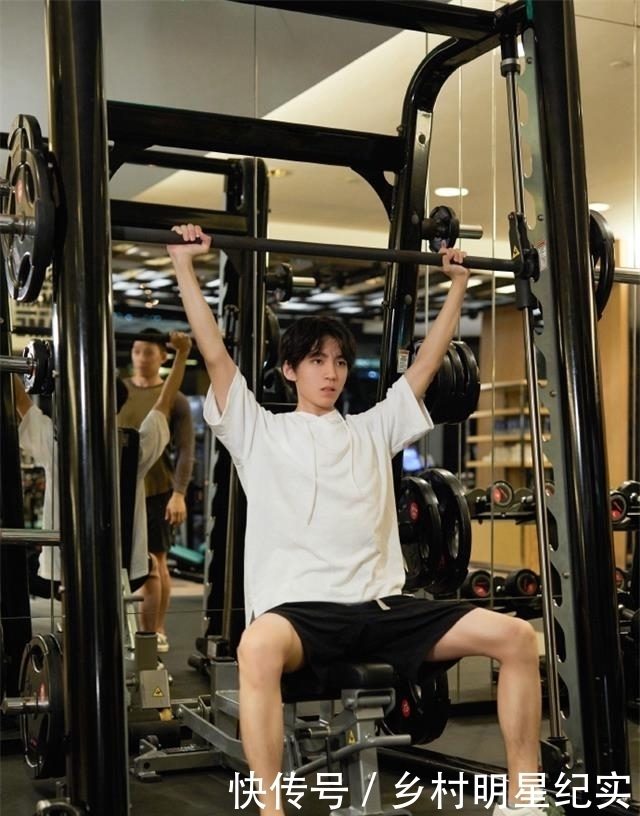  调皮|王俊凯首晒健身照，手臂与腿部线条优美，谢霆锋调皮评论：王总好