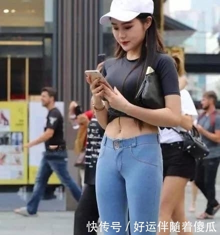 牛仔裤|牛仔裤穿出时尚感，彰显舒适自在的简约个性
